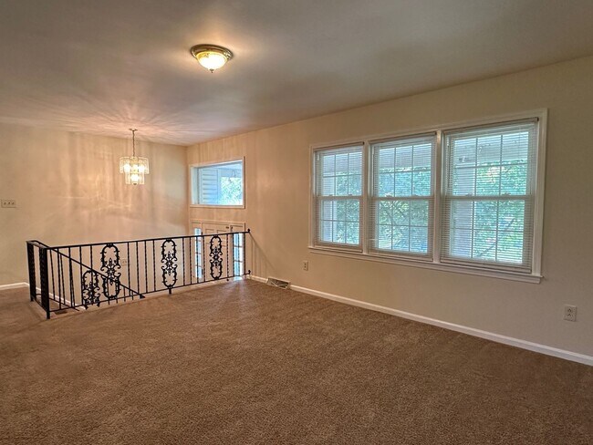 Foto del edificio - COMING SOON! Beautiful House in Tates Creek! 3 BR, 2.5 Baths, Finished Basement & Garage