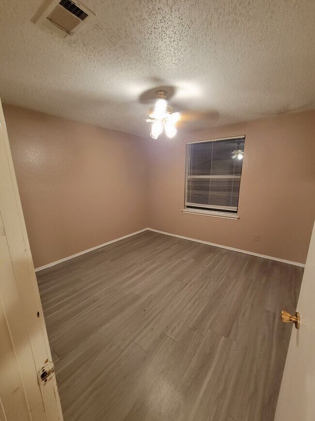 Building Photo - Don't miss the opportunity to make this 3-...