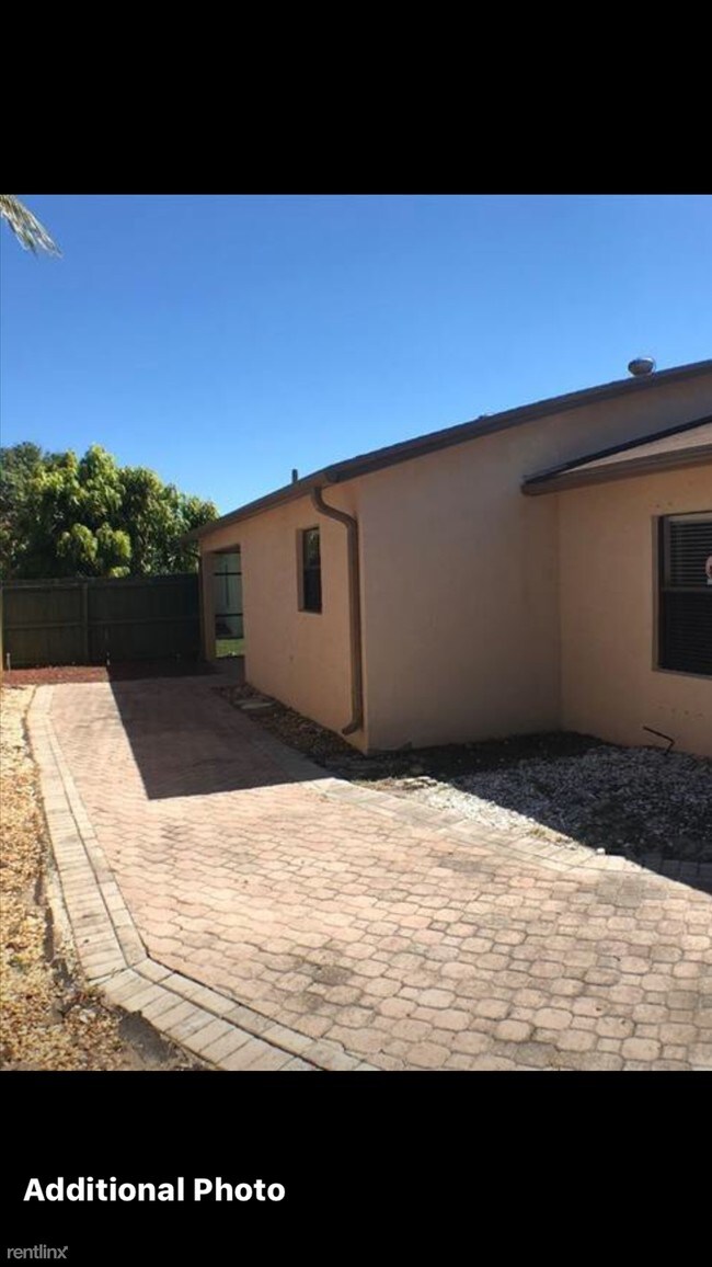 Building Photo - 5618 Lincoln Cir E