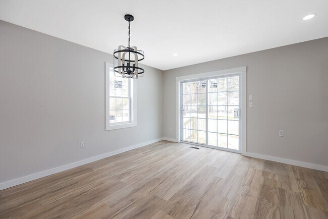 Foto del edificio - 14 Paige Hill Rd