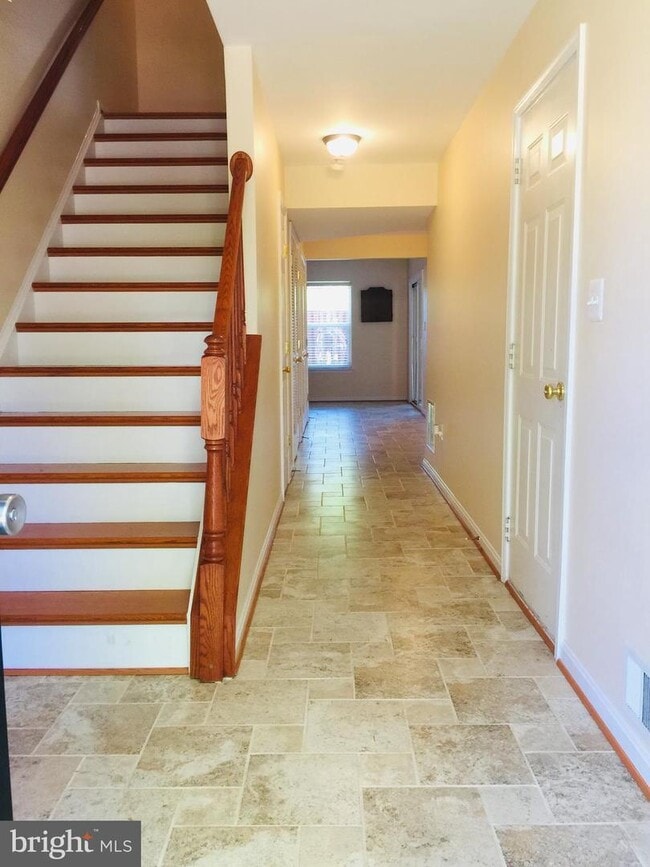 Building Photo - Absolutely Stunning townhome in the heart of Bristow. 3 bedroom, 2 full bathrooms and 2 half baths.