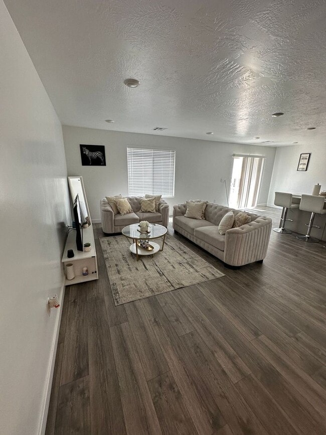 Building Photo - Charming Townhome