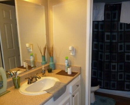 Baño - Metro Park Apartment Homes