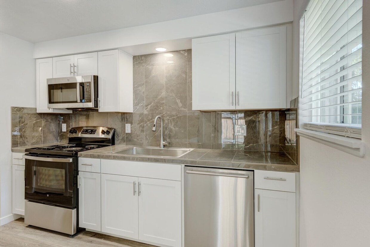 Foto principal - Newly Renovated Townhouse - Pet Friendly!!