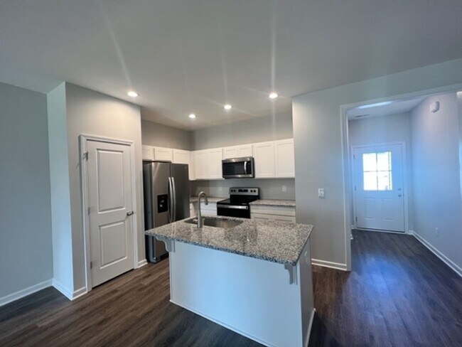 Foto del edificio - 3 Bedroom Triplex in Smithfield!