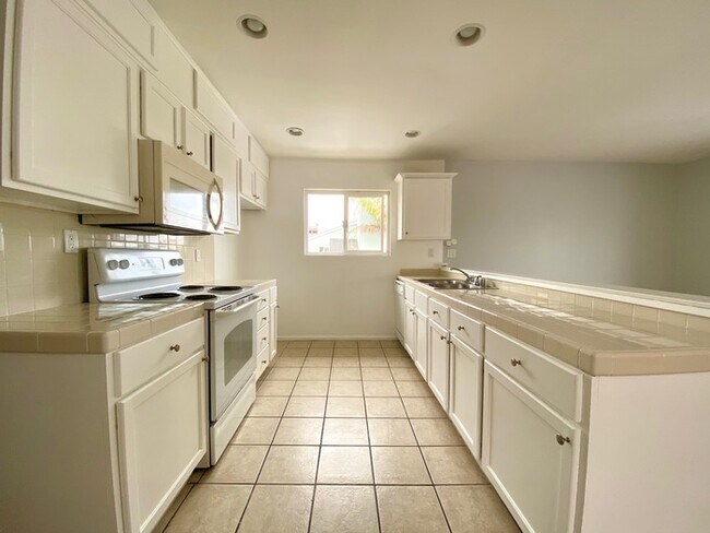 Building Photo - Balboa Peninsula 3 bed / 2 bath Rental