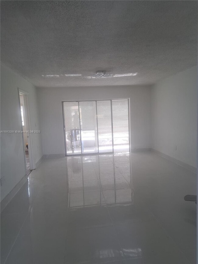 Foto del edificio - 8225 Sunrise Lakes Blvd