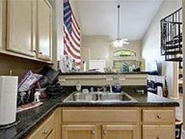 Foto del edificio - West Campus Condo Under $1000/Bedroom Walk...