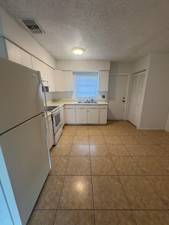 Building Photo - 1480 NW 19th Ct