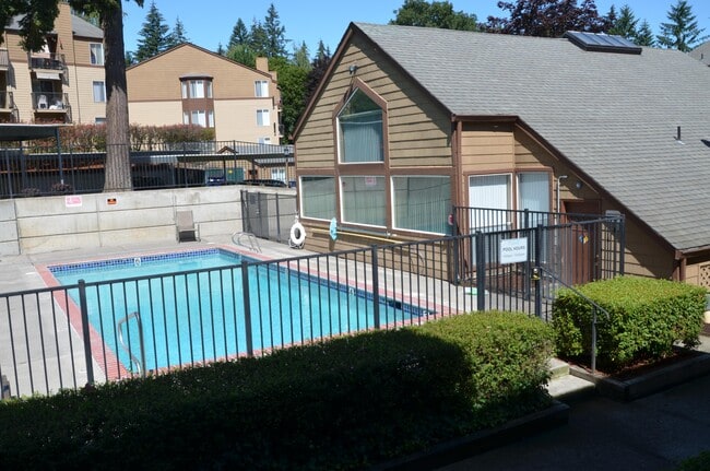 Pacific Pointe | Seasonal Swimming Pool - The Finch