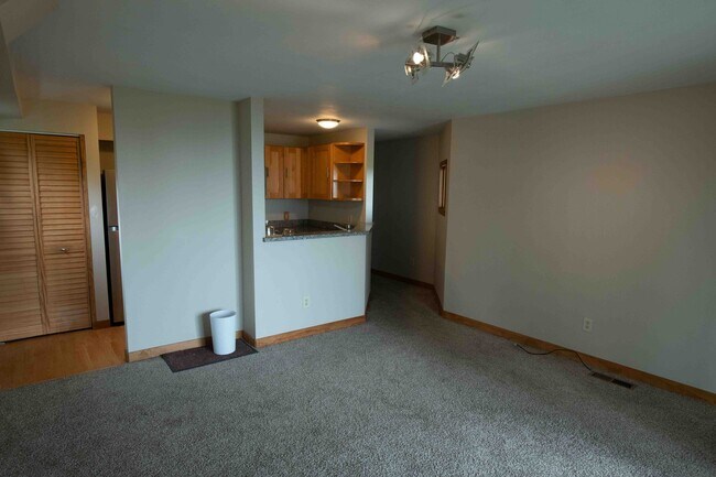 Building Photo - 916 Hilldale Ave