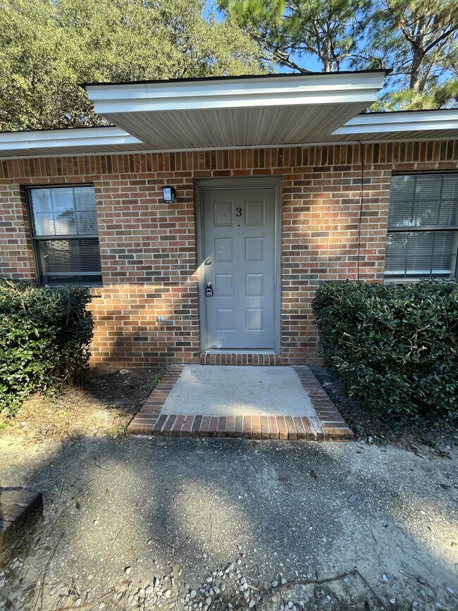 Building Photo - 830 Cardinal St