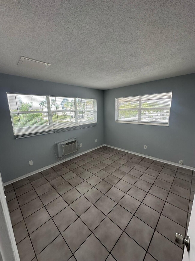 Foto del edificio - 2917 Middle River Dr