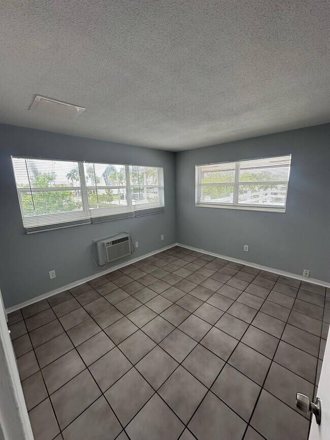 Building Photo - 2917 Middle River Dr