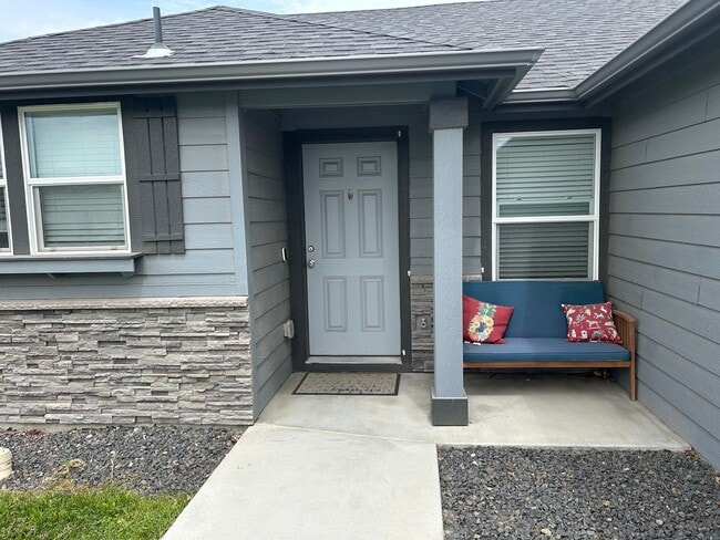 Building Photo - 3 bed, 2 bath Rambler, near Park Orchard. ...