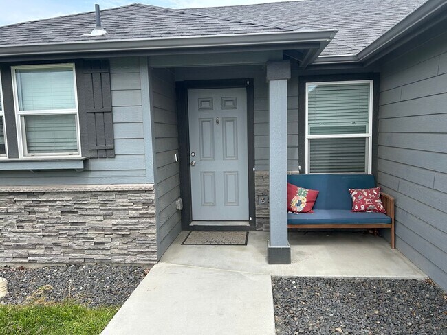 Foto del edificio - 3 bed, 2 bath Rambler, near Park Orchard. Fully fenced.