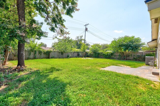 Foto del edificio - 3332 Greenbrier Terrace