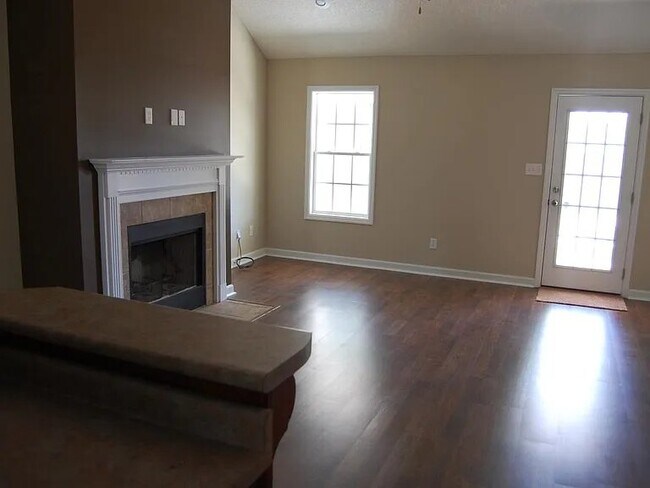 Foto del edificio - 4501 Country Oak Dr