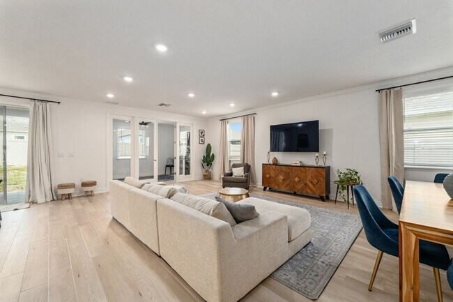 Foto del edificio - Luxurious Nearly-New 4-Bedroom 3-Bathroom Home in Avalon Woods, Newberry, FL