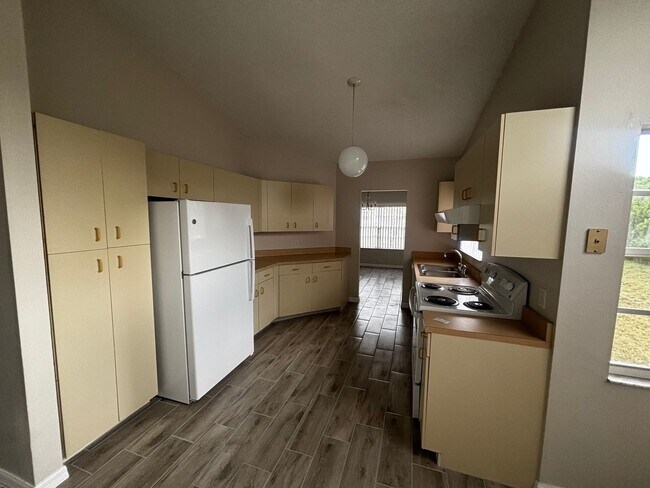 Foto del edificio - Newly Renovated 3/2 Home - Lake Joy/Magic ...