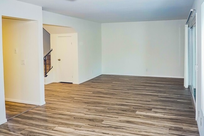 Building Photo - STUNNING 3BD/2.5BA TOWNHOUSE - BONITA VIEW...