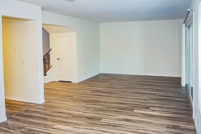 Foto del edificio - STUNNING 3BD/2.5BA TOWNHOUSE - BONITA VIEW...