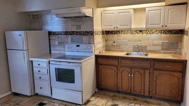 Kitchen - 742 Mohawk Rd E