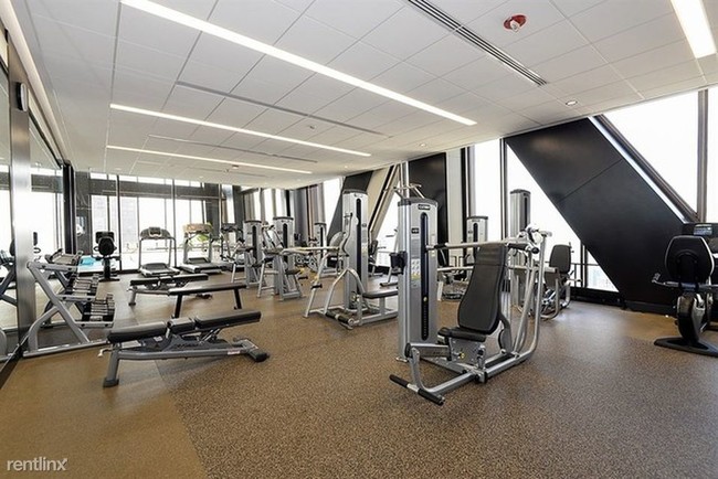 Building Photo - 1 br, 1 bath Condo - 230 E Delaware Pl