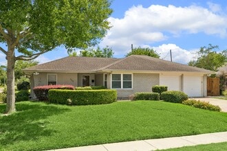 Building Photo - 2202 Lazybrook Dr