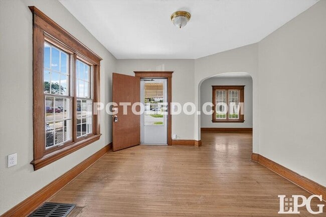 Building Photo - 3318 Stickney Ave