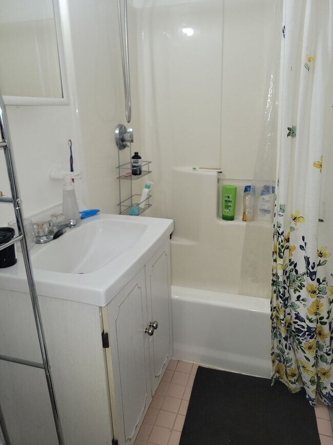 Foto del edificio - 2Br/1Bth, ready to move in, Great Locaton. Laundry in building