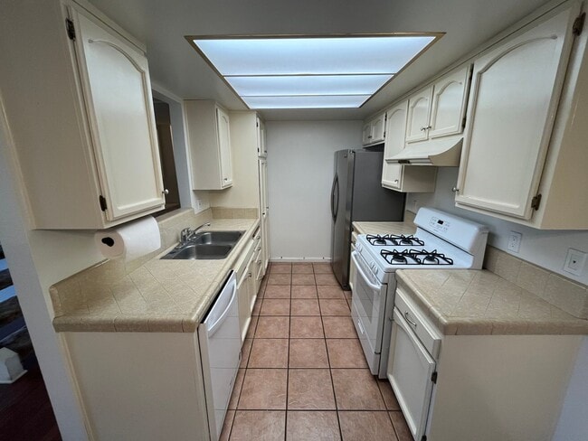 Building Photo - 408 N Center Ct