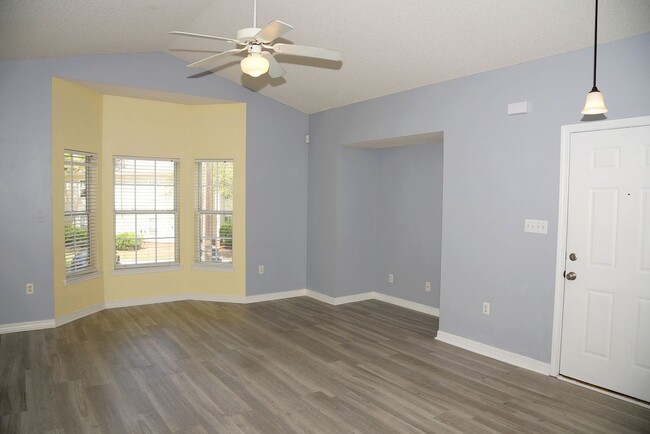 Building Photo - Great Florida Condo!