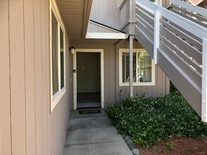 Building Photo - 1326-1328 Oak Ridge Dr