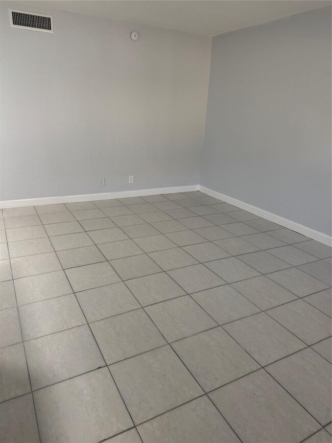 Building Photo - 3050 NE 5th Terrace