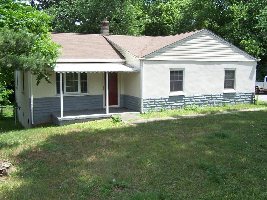 3BR/1BA Home on New Walkertown Rd Move in Special- 1/2 off the first months rent!! - 3BR/1BA Home on New Walkertown Rd   Move in Special-  1/2 off the first months rent!!