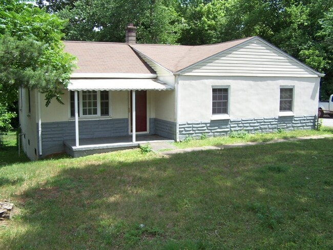 3BR/1BA Home on New Walkertown Rd Move in Special- 1/2 off the first months rent!! - 3BR/1BA Home on New Walkertown Rd   Move in Special-  1/2 off the first months rent!!