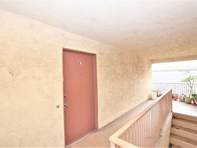 Building Photo - 1BED/1BATH Apartment in N. Oxnard (2nd Lev...