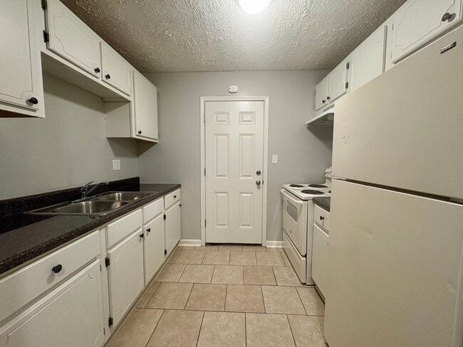 Building Photo - 11 Susan Cv