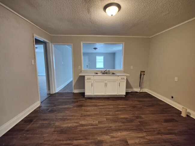 Building Photo - Spacious 3 bedroom 1 bathroom home!