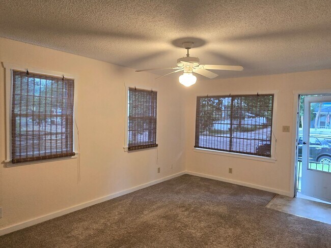 Foto del edificio - CUTE 2 bedroom, 1 bath cottage on WESTSIDE...