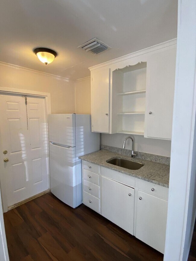 Foto del edificio - Move-In Made Simple: First Month’s Rent + Security Deposit Only to Move-In!