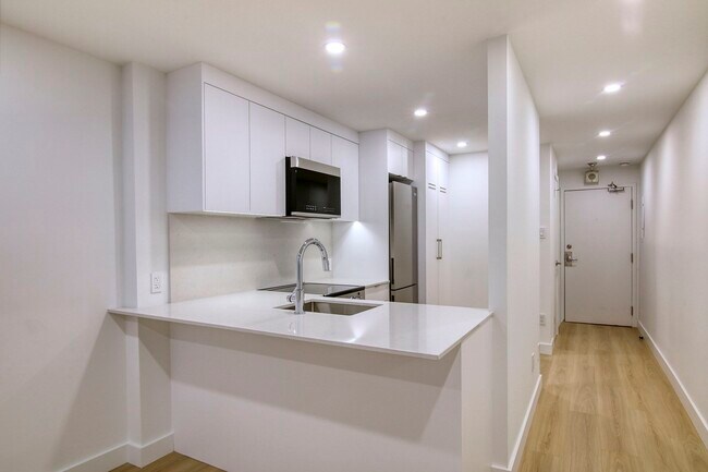 Building Photo - 2285 Rue St Mathieu