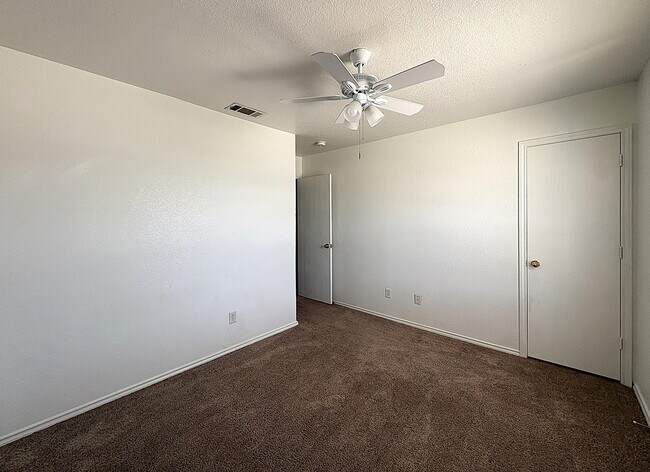 Foto del edificio - 5709 Redstone Dr
