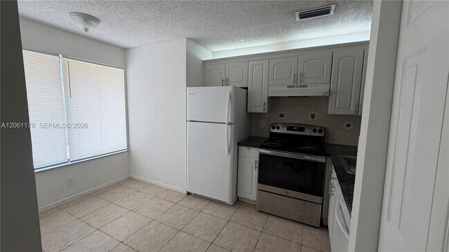 Building Photo - 2550 Riverside Dr