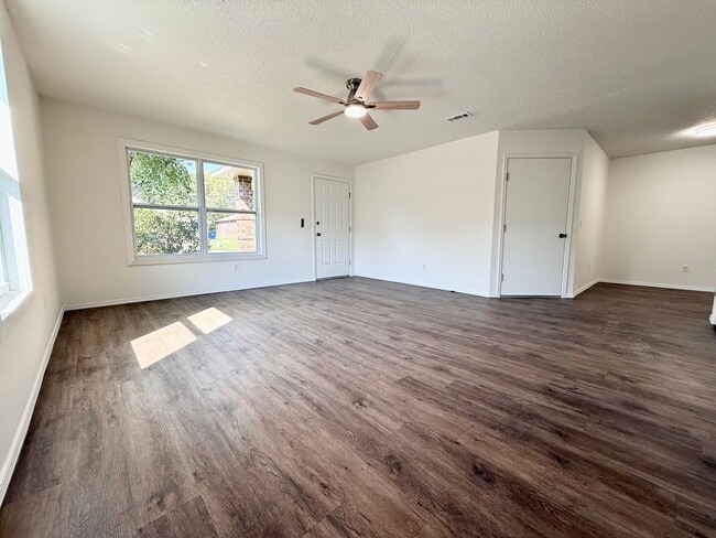 Foto del edificio - ***5905 B Sara Street***