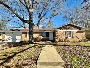 Building Photo - 2210 Ridgewood Dr