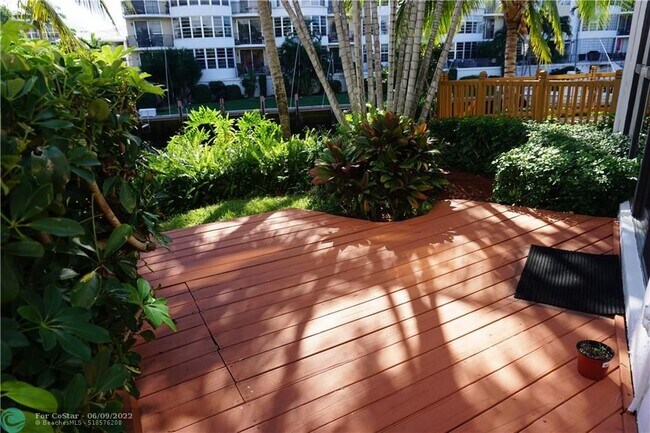 Foto del edificio - 3056 NE 49th St