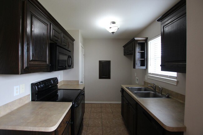 Building Photo - 2 Bedroom Duplex for Rent in Lindale!