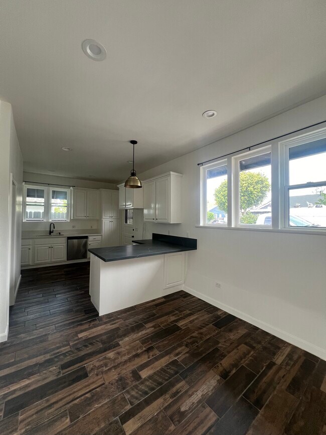 Building Photo - 321 Ximeno Ave